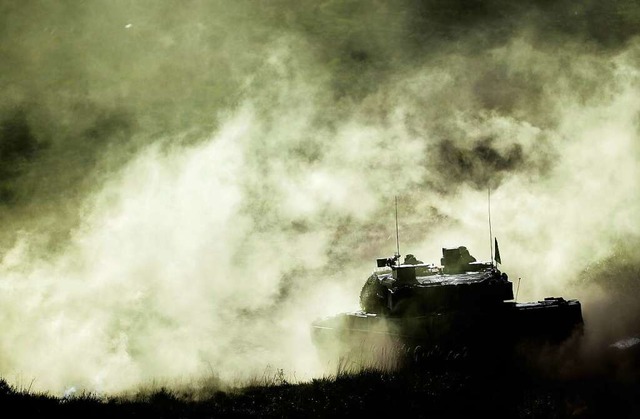 Ein Kampfpanzer Leopard 2 schiet whrend Bundeswehrbung Landoperationen.  | Foto: Peter Steffen (dpa)