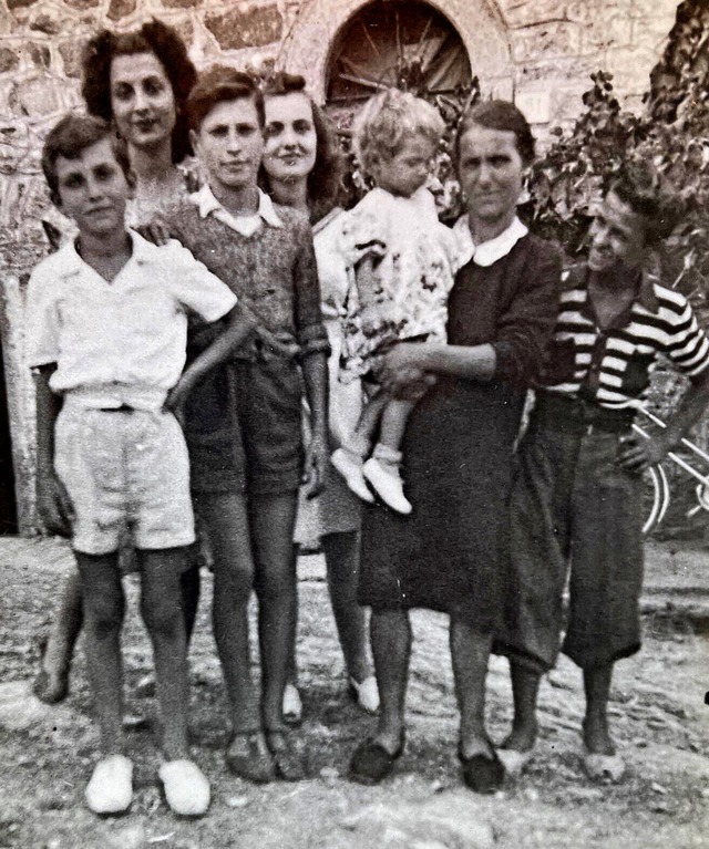 Der kleine Roberto Alboni mit seiner Mutter (Zweite von rechts)  | Foto: Aboni