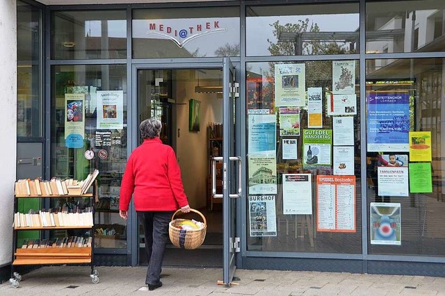 Bcher zur kostenlosen Mitnahme warten... dem Eingang zur  Mediathek auf Leser.  | Foto: Victoria Langelott