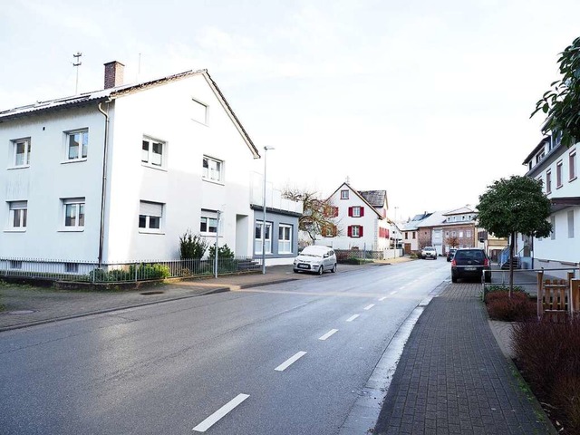 Vom Gebude Hauptstrae 102 (links) bi... Malterdinger Ortsdurchfahrt gesperrt.  | Foto: Michael Haberer
