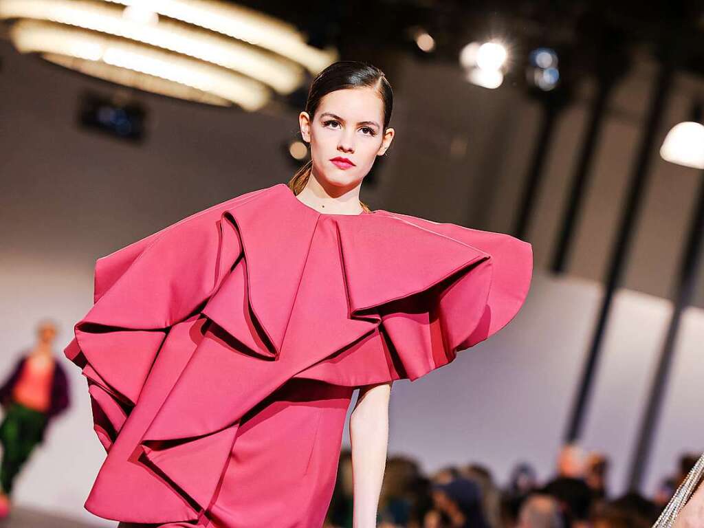 Ein Model zeigt bei der Berlin Fashion Week Kreationen des Designers Kilian Kerner in den Bolle Festslen