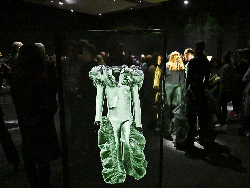 In einer Mixed-Reality-Installation zeigte die Designerin Esther Perbandt bei der Berlin Fashion Week  ihre Kreationen in der Kunstbibliothek im Kulturforum.