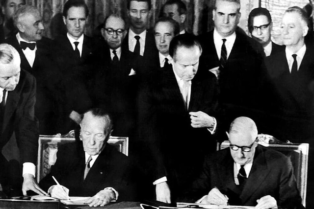 Bundeskanzler Adenauer und Frankreichs...ichneten den Vertrag im Elyse-Palast.  | Foto: UPI/dpa