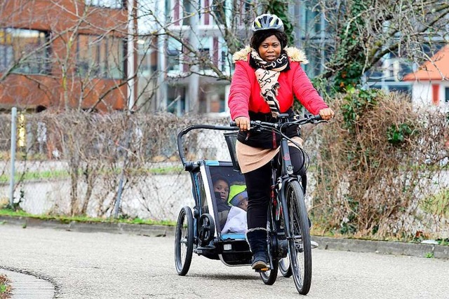 Eloghosa  Eriyo bringt ihre Kinder mit dem E-Bike in den Kindergarten.  | Foto: Ingo Schneider