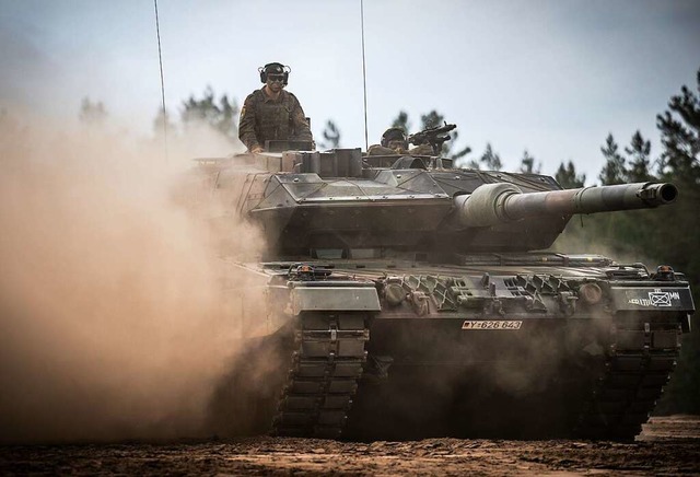 Ein Leopard-2-Panzer der Bundeswehr  | Foto: Michael Kappeler (dpa)