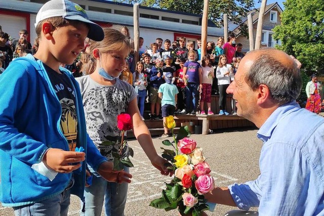 Rektor Stefan Lotze mit Schlern auf dem Hof der Hansjakobschule.   | Foto: privat