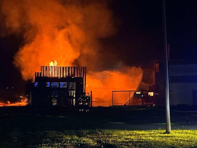 Beim Brand bei der Firma Geveko im Okt...gerade noch eine Explosion verhindern.  | Foto: Volker Mnch