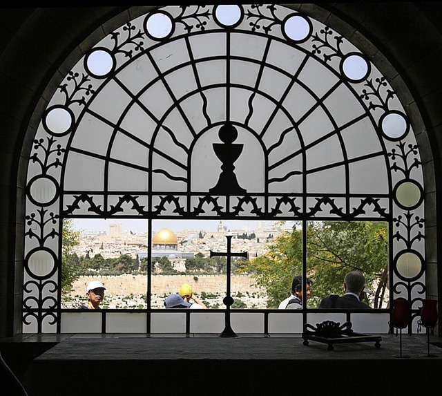 Reiseeindruck: Blick aus dem Altarfens...irche auf die Innenstadt von Jerusalem  | Foto: Gerhard Jost