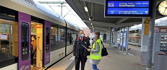 Bjrn Oeschger, Leiter Zugpersonal und...in den weien Thurbo-Zug der SBB ein.   | Foto: Michael Neubert