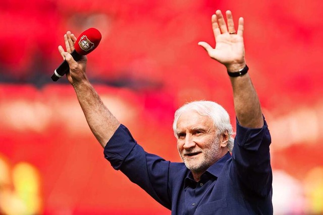 Bei vielen Fuballfans ist Rudi Vller sehr beliebt.  | Foto: Marius Becker (dpa)