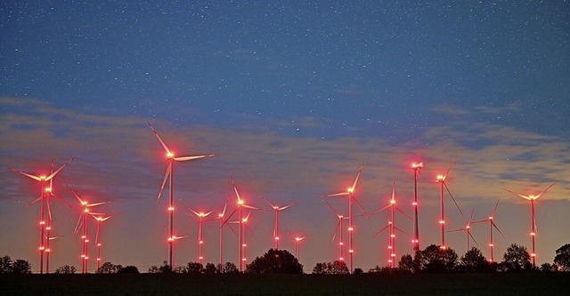 Auch blinkende Windrder machen den Nachthimmel hell.  | Foto: Patrick Pleul (dpa)