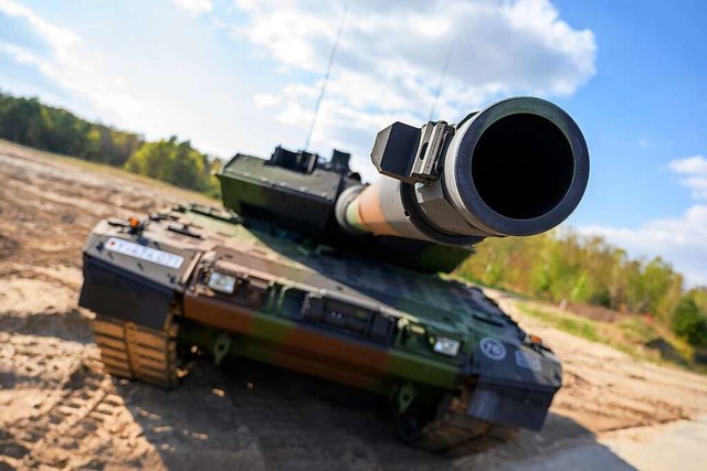 Um solche Kampfpanzer  vom Typ Leopard 2 bittet die Ukraine dringend.  | Foto: Philipp Schulze (dpa)