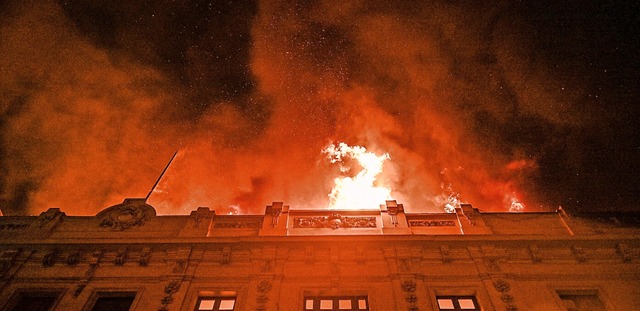 Ein brennendes Haus am Donnerstagabend  in Lima  | Foto: ERNESTO BENAVIDES (AFP)