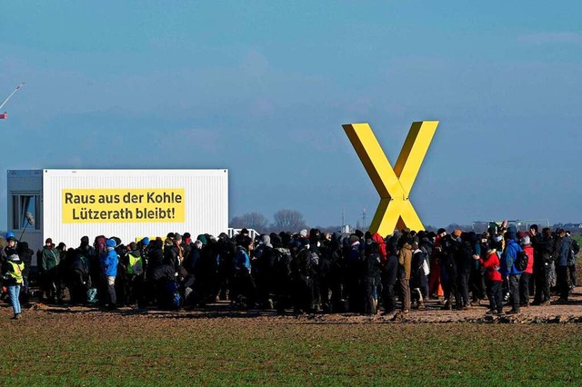 Klima-Demo bei Ltzerath: Tausende Men...Januar gegen den Abbau von Braunkohle.  | Foto: INA FASSBENDER (AFP)