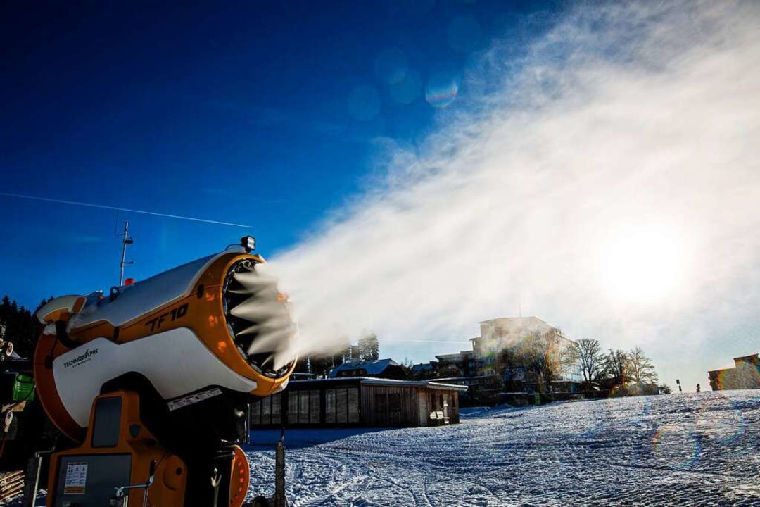 Eine Schneekanone beschneit eine Piste auf dem Feldberg. Das Bild ist von 2019.  | Foto: Philipp von Ditfurth (dpa)