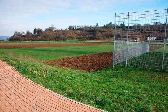 Das sdliche Ende des knftigen Baugeb...h der ehemaligen B3 ist der Bolzplatz.  | Foto: Ilona Huege