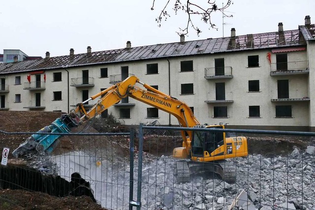 Der Bagger macht die Flche zwischen d...ig-Strae bereits dem Erdboden gleich.  | Foto: Lukas Mller