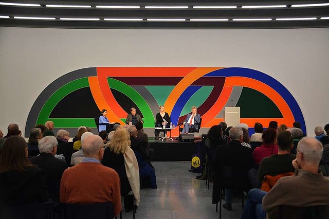 Andrea Maihofer, Jakob Tanner, Andrea ...s) auf dem Podium im Kunstmuseum Basel  | Foto: Savera Kang