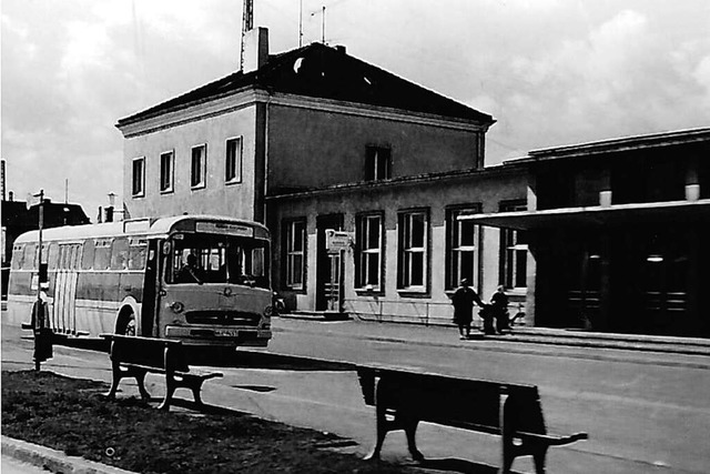 Ein guter Anschluss von Bus und Bahn i...hof samt Bushaltestelle im Jahr 1955.   | Foto: Markgrfler Museum Mllheim