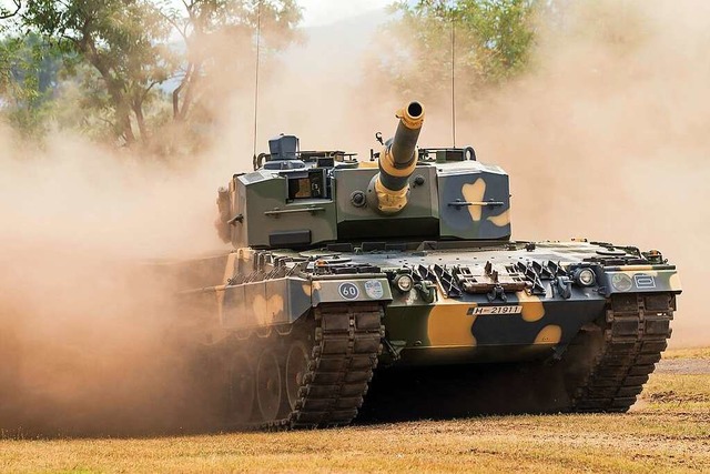 Ein Panzer des Typs Leopard 2 A4. (Archivbild von 2020).  | Foto: Csaba Krizsan (dpa)