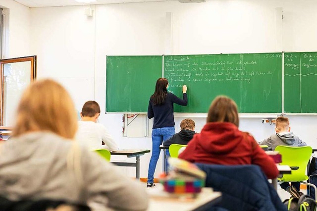 Eine Lehrerin unterrichtet Schlerinne...in Heitersheim. (Archivbild von 2021).  | Foto: Philipp von Ditfurth (dpa)