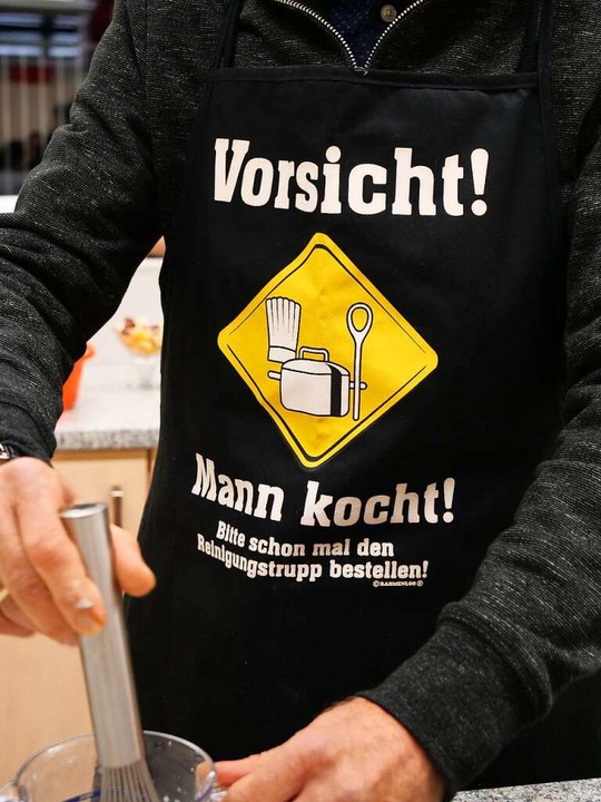 Acht Männer lernen an der VHS  Kniffs und Tricks für die Küche.  | Foto: Christian Engel