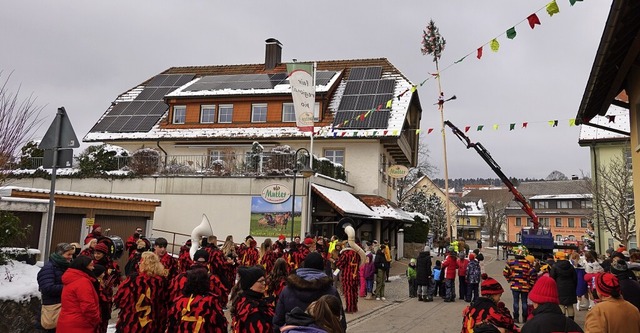 Das Symbol der Fasnet steht: Unter dem...uer wurde der Narrenbaum  aufgestellt.  | Foto: Hans-Jrgen Sackmann