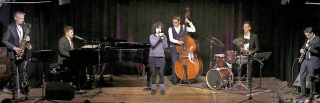 Lorenz Stiegeler (am Klavier) mit sein...r jungen Gastsngerin Lisette Cardozo   | Foto: Heidi Fel