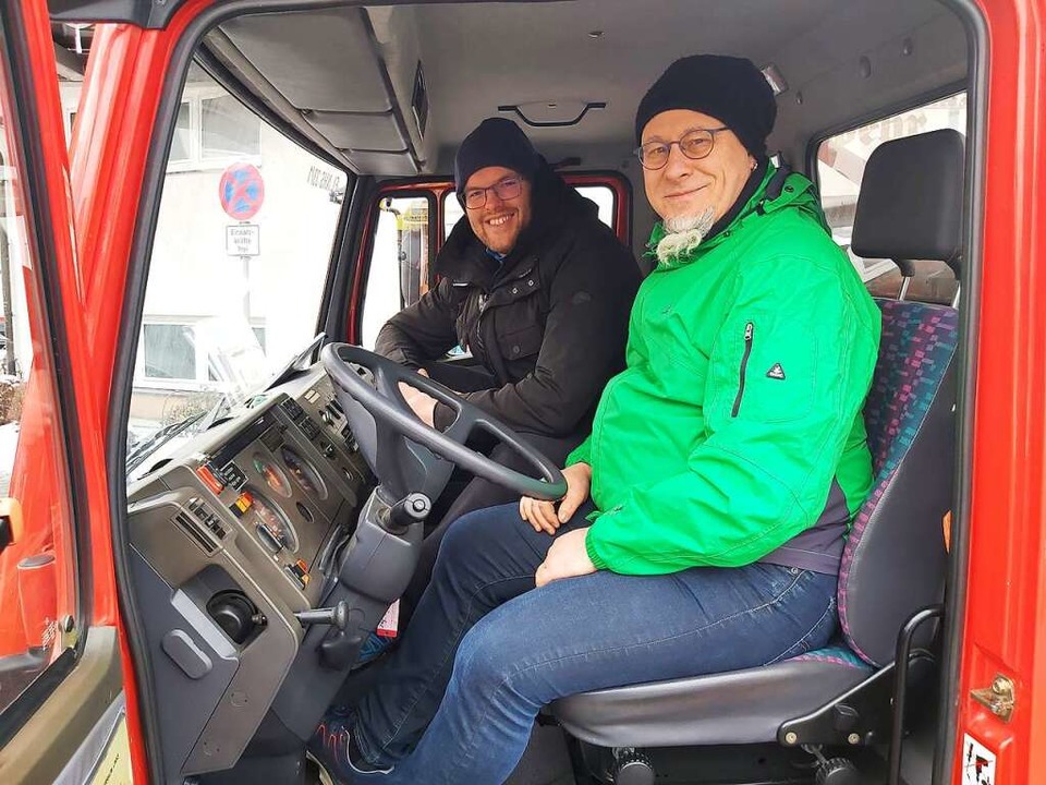 Sven Maier (rechts) und Matthias Seifried  aus Neustadt fahren die Drehleiter.  | Foto: Peter Stellmach