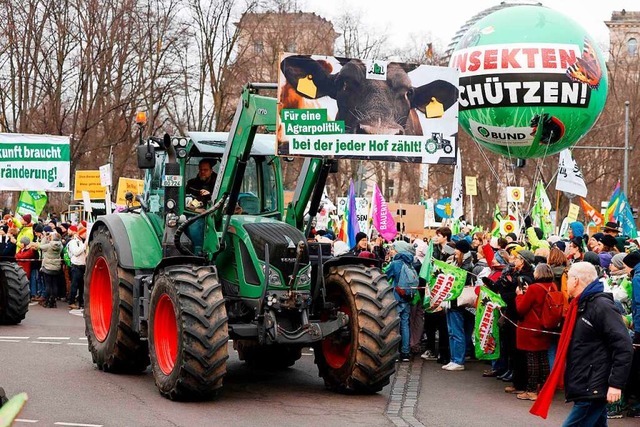 55 Traktoren und mehrere Tausend Mensc... und Klimaschutz durch Berlin gezogen.  | Foto: ODD ANDERSEN (AFP)
