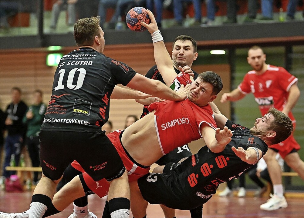 Schenkten sich nichts im Derby: Der Sc... Scutro-Akteuren intensiv bearbeitet.   | Foto: Wolfgang Knstle