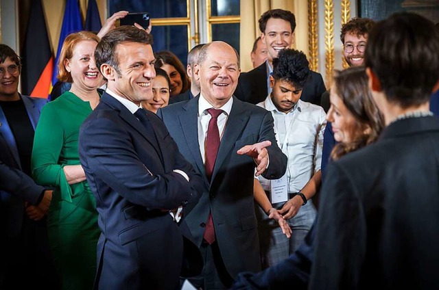 Entspannungsbung  in Paris: Prsident Macron und Kanzler Scholz  | Foto: Michael Kappeler (dpa)