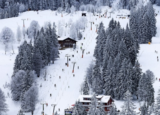 Die Wintersportler sind zurck im Skigebiet rund um den Feldberg.  | Foto: Silas Stein (dpa)