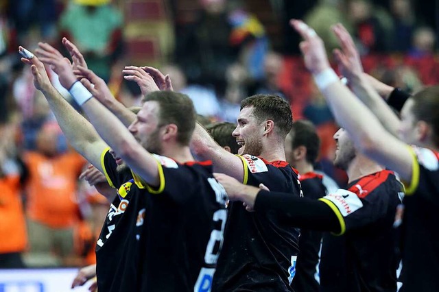 Jubelnde deutsche Handballer nach dem ...nd dem Erreichen des WM-Viertelfinals.  | Foto: Jan Woitas (dpa)