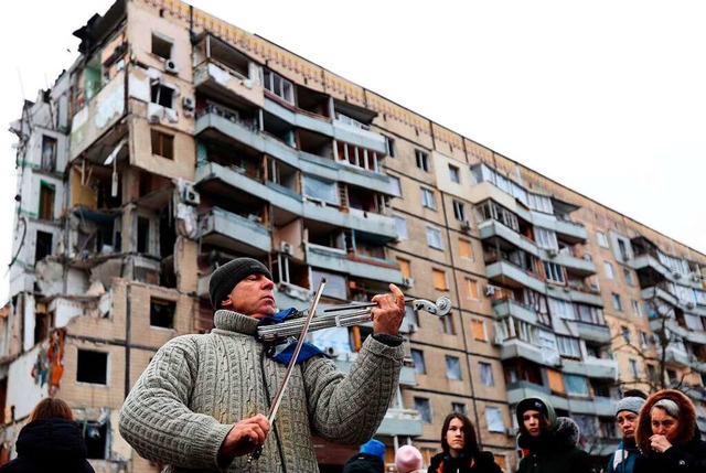Dort, wo in Dnipro am 14. Januar ein W...zerstrt wurde, spielt ein Mann Geige.  | Foto: ANATOLII STEPANOV (AFP)