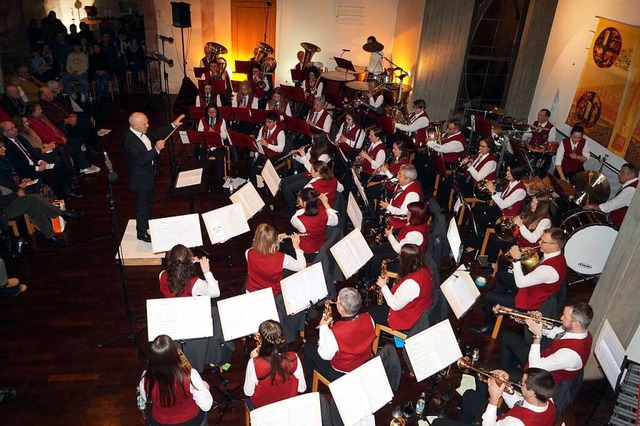 Zum letzten Mal stand der Musikverein ...r der Leitung von Dirigent Achim Lais.  | Foto: Silke Hartenstein