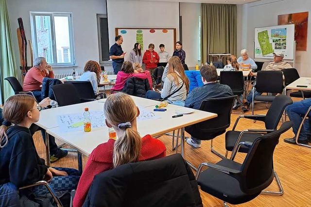 Eine Gruppe aus Jugendlichen und Gemeinderatsmitgliedern prsentiert ihre Ideen.  | Foto: Julian Burmeister
