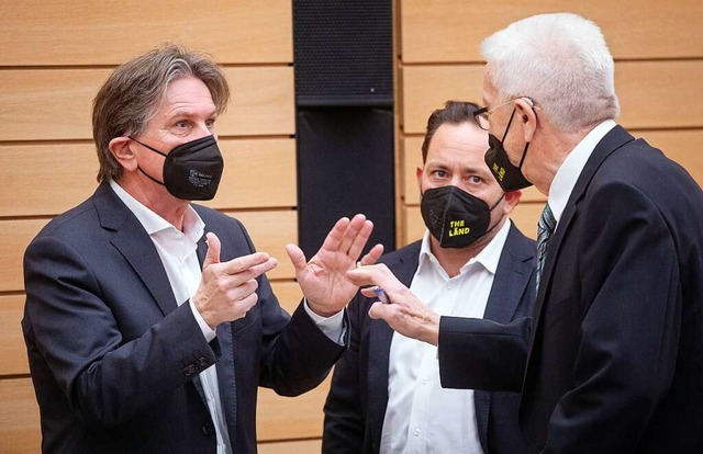 Manfred Lucha (l.) und Ministerprside...nn (r.) am Rande einer Landtagsdebatte  | Foto: Christoph Schmidt (dpa)