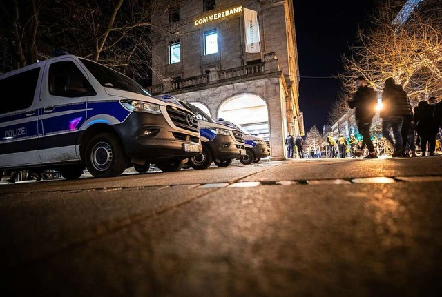 Stuttgart: Einsatzwagen der Polizei st...sternacht auf dem Schlossplatz bereit.  | Foto: Christoph Schmidt (dpa)