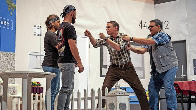 Handgreiflich ging es zu beim Theaterstck &#8222;Auf gute Nachbarschaft&#8220;   | Foto: Jrgen Schweizer