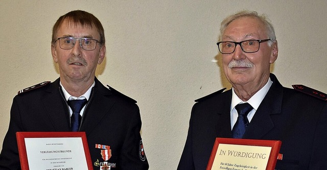 Sebastian Hassler (links) wurde fr 50...Hans-Peter Eckert sogar fr 60 Jahre.   | Foto: Roland Vitt