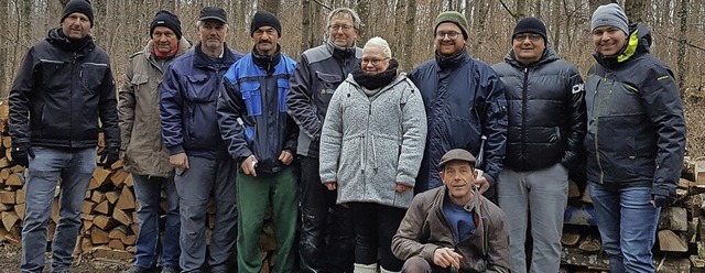 Glckliche Holzbesitzer, eingerahmt vo...on Melanie Schmidt untersttzt wurde.   | Foto: Otmar Faller