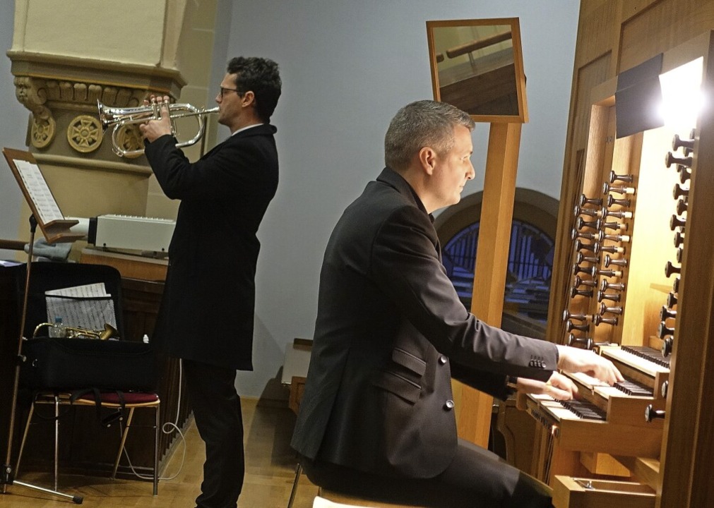 Trompeter Jochen Weiss und Andreas Möl...lteten das Konzert in St. Bonifatius.   | Foto: Roswitha Frey