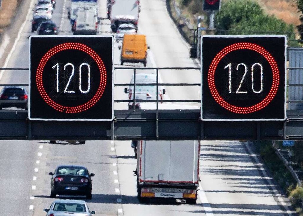 Streit gibt es um die Geschwindigkeitsbegrenzung auf Autobahnen.  | Foto: Boris Roessler (dpa)