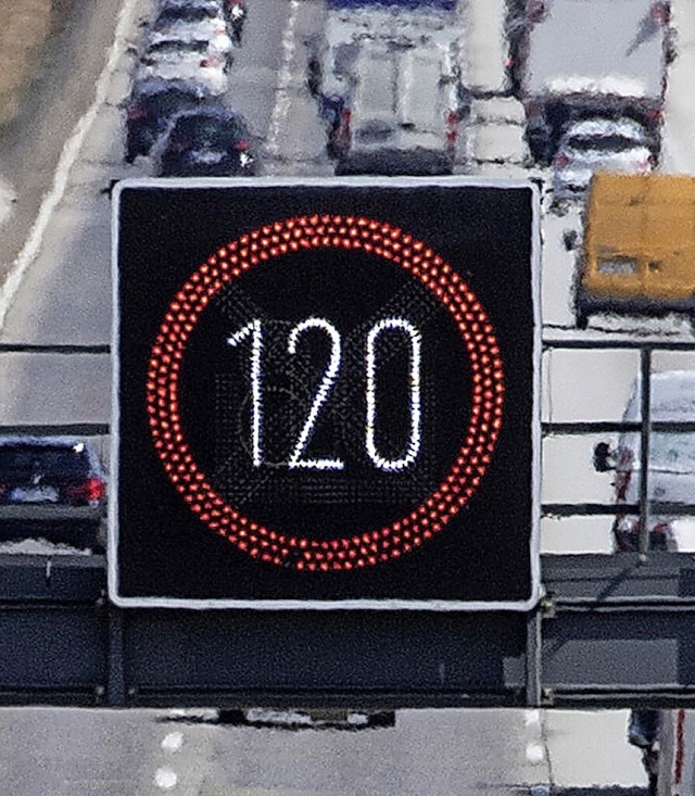 Streit gibt es um die Geschwindigkeitsbegrenzung auf Autobahnen.  | Foto: Boris Roessler (dpa)
