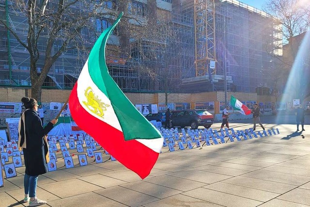 Demonstranten gedenken auf dem Platz d...ten Getteten Iranerinnen und Iranern.  | Foto: Manuel Fritsch