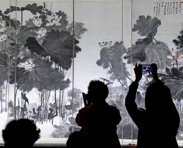 Besucher fotografieren ein Werk des K...n die weltgrte Sammlung zu besitzen.  | Foto: Xinhua (AFP)