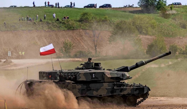 Ein polnischer Leopard-Panzer im Mai 2...e er in der Ukraine eingesetzt werden.  | Foto: WOJTEK RADWANSKI (AFP)