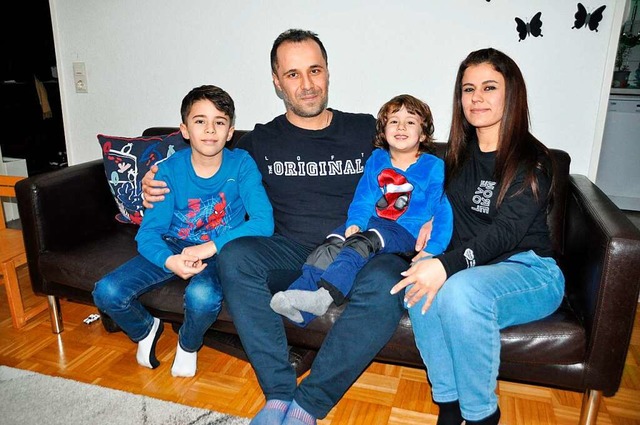 Siwar Bayram und seine Frau Sahar mit den beiden Shnen Fathi (links) und Tambi.  | Foto: Rainer Ruther