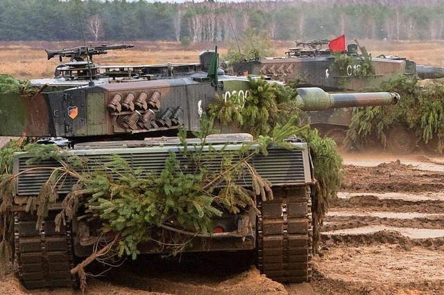 Kampfpanzer vom Typ Leopard 2 fahren a...nbungsplatz Jgerbrck. (Archivbild).  | Foto: Stefan Sauer (dpa)